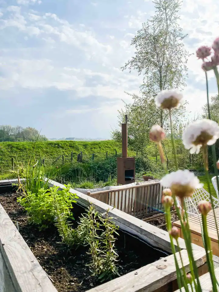 Een tuin met uitzicht